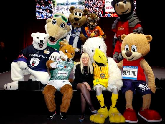 Bilder des Jahres 2025, Entertainment 09 September Entertainment Bilder des Tages Maskotchen mit Iris Spranger beim Saisonauftakt der Sportmetropole Berlin in der Max Schmeling Halle. *** Mascot with Iris Spranger at the season opener of the Sportmetropole Berlin in the Max Schmeling Halle