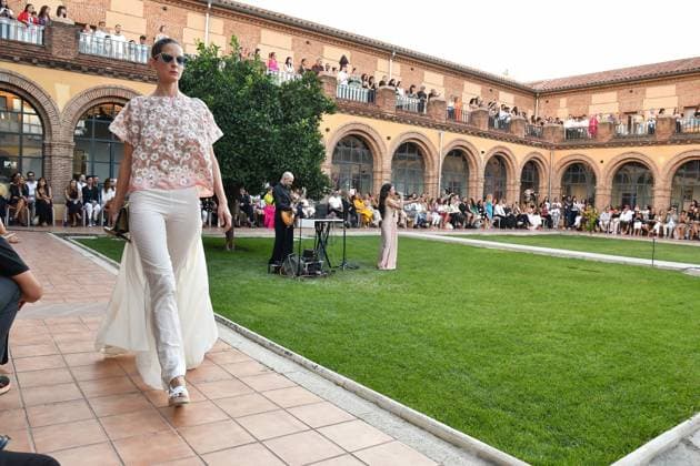 Mercedes-Benz Fashion Week de Madrid - Maison Mesa in Spain - 16 Sep 2025 A model walks the runway wearing a design by Maison Mesa during Mercedes-Benz Fashion Week de Madrid in IFERMA. Madrid Spain Copyright: xAtilanoxGarciax xSOPAxImagesx FOTO48075