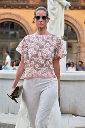 Mercedes-Benz Fashion Week de Madrid - Maison Mesa in Spain - 16 Sep 2025 A model walks the runway wearing a design by Maison Mesa during Mercedes-Benz Fashion Week de Madrid in IFERMA. Madrid Spain Copyright: xAtilanoxGarciax xSOPAxImagesx FOTO48077