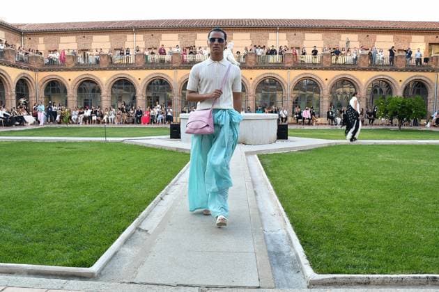 Mercedes-Benz Fashion Week de Madrid - Maison Mesa in Spain - 16 Sep 2025 A model walks the runway wearing a design by Maison Mesa during Mercedes-Benz Fashion Week de Madrid in IFERMA. Madrid Spain Copyright: xAtilanoxGarciax xSOPAxImagesx FOTO48086
