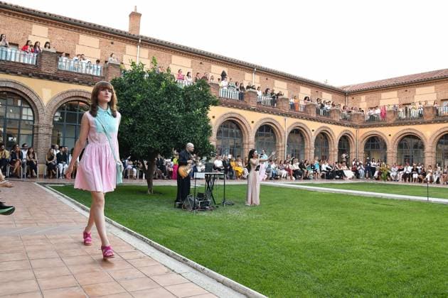Mercedes-Benz Fashion Week de Madrid - Maison Mesa in Spain - 16 Sep 2025 A model walks the runway wearing a design by Maison Mesa during Mercedes-Benz Fashion Week de Madrid in IFERMA. Madrid Spain Copyright: xAtilanoxGarciax xSOPAxImagesx FOTO48087