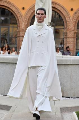 Mercedes-Benz Fashion Week de Madrid - Maison Mesa in Spain - 16 Sep 2025 A model walks the runway wearing a design by Maison Mesa during Mercedes-Benz Fashion Week de Madrid in IFERMA. Madrid Spain Copyright: xAtilanoxGarciax xSOPAxImagesx FOTO48130