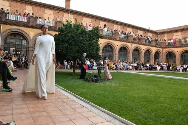 Mercedes-Benz Fashion Week de Madrid - Maison Mesa in Spain - 16 Sep 2025 A model walks the runway wearing a design by Maison Mesa during Mercedes-Benz Fashion Week de Madrid in IFERMA. Madrid Spain Copyright: xAtilanoxGarciax xSOPAxImagesx FOTO48135