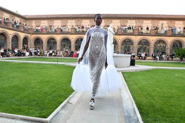 Mercedes-Benz Fashion Week de Madrid - Maison Mesa in Spain - 16 Sep 2025 A model walks the runway wearing a design by Maison Mesa during Mercedes-Benz Fashion Week de Madrid in IFERMA. Madrid Spain Copyright: xAtilanoxGarciax xSOPAxImagesx FOTO48142