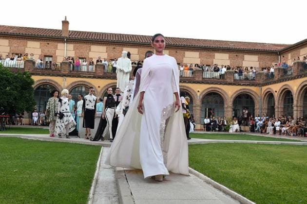 Mercedes-Benz Fashion Week de Madrid - Maison Mesa in Spain - 16 Sep 2025 Models walk the runway wearing a design by Maison Mesa during Mercedes-Benz Fashion Week de Madrid in IFERMA. Madrid Spain Copyright: xAtilanoxGarciax xSOPAxImagesx FOTO48146