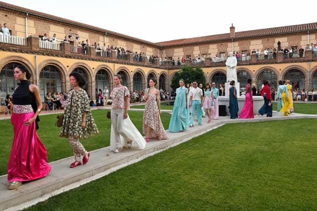 Mercedes-Benz Fashion Week de Madrid - Maison Mesa in Spain - 16 Sep 2025 Models walk the runway wearing a design by Maison Mesa during Mercedes-Benz Fashion Week de Madrid in IFERMA. Madrid Spain Copyright: xAtilanoxGarciax xSOPAxImagesx FOTO48147