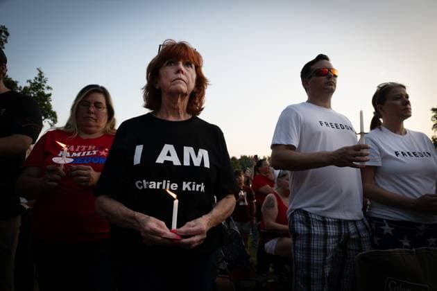 Bilder des Jahres 2025, News September 09 News Bilder des Tages September 16, 2025, Woodstock, Georgia, USA: More than 1,000 residents of a largely Republican community north of Atlanta gather Tuesday night for a candlelight vigil and celebration for slain conservative political activist Charlie Kirk. Woodstock USA - ZUMAn03_ 20250916_zaf_n03_004 Copyright: xRobinxRaynex