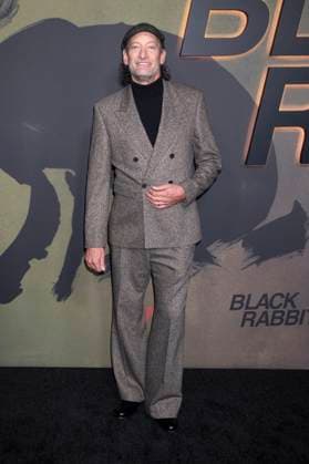 Troy Kotsur at the premiere of the Netflix miniseries Black Rabbit at SVA Theater New York, 16 09 2025 Foto:xB.xHinex xFuturexImagex rabbit_5934