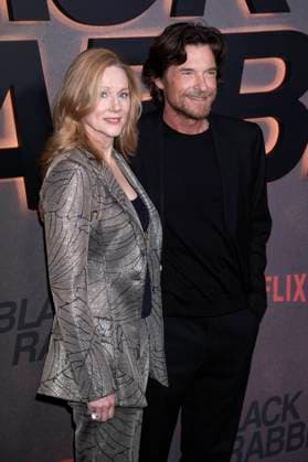 Laura Linney and Jason Bateman at the premiere of the Netflix miniseries Black Rabbit at the SVA Theater New York, 16 09 2025 Foto:xB.xHinex xFuturexImagex rabbit_5954