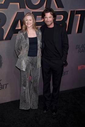 Laura Linney and Jason Bateman at the premiere of the Netflix miniseries Black Rabbit at the SVA Theater New York, 16 09 2025 Foto:xB.xHinex xFuturexImagex rabbit_5955