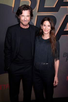 Jason Bateman with wife actress Amanda Anka at the premiere of the Netflix miniseries Black Rabbit at SVA Theater New York, 16 09 2025 Foto:xB.xHinex xFuturexImagex rabbit_5966