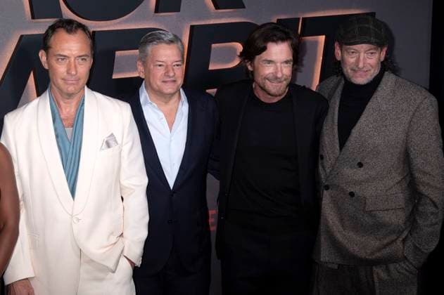Jude Law, Ted Sarandos, Jason Bateman and Troy Kotsur at the premiere of the Netflix miniseries Black Rabbit at SVA Theater New York, 16 09 2025 Foto:xB.xHinex xFuturexImagex rabbit_5972