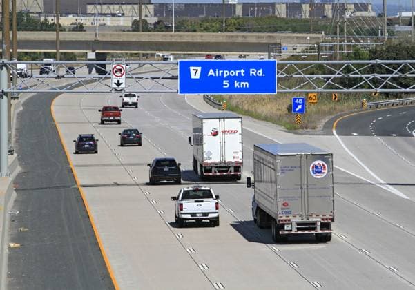 Airplanes At Toronto Pearson International Airport And Business Signage In Mississauga, Ontario, On September 16, 2025. Vehicles drive along a section of Highway 407 in Mississauga, Ontario, on September 16, 2025. Mississauga Canada  Copyright: xMikexCampbellx originalFilename: campbell-notitle250916_npYjK.jpg