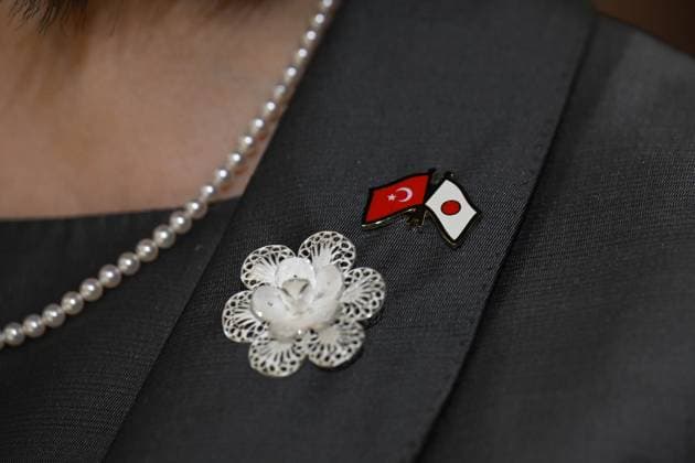 Japanese Princess Akiko of Mikasa in Ankara ANKARA, TURKIYE - SEPTEMBER 17: A view of brooch featuring the Turkish and Japanese flags of Princess Akiko of Mikasa as she visits the exhibition The Birth of a Vision: The Legacy for the Future Project - The Golden Age of Archaeology. at the Presidential National Library in Ankara, Turkiye on September 17, 2025. Harun Ozalp Anadolu Ankara Turkey. Editorial use only. Please get in touch for any other usage.  Copyright: x2025xAnadoluxHarunxOzalpx