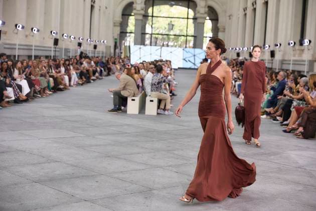 Silvia Tcherassis fashion show at MBFW Madrid Model Nieves Alvarez during the fashion show of designer Silvia Tcherassi, at the 82nd edition of Mercedes Benz Fashion Week Madrid, at the Palacio de Cibeles, on September 17, 2025, in Madrid Spain This years edition will be held from September 17 to 21 and commemorates the 40th anniversary of the catwalk Silvia Tcherassi is the first designer invited to MBFW Madrid The Colombian fashion designer is considered one of the most successful fashion designers in the world Tcherassi received yesterday the International Designer Award during the first edition of this award 17 SEPTEMBER 2025 Jesús Hellí Espana  Copyright: xJesusxHellinx 6960439