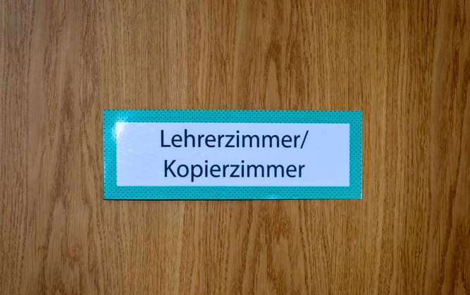 16.09.2025, 1.Schultag in Bayern, Symbolbild: Lehrerzimmer Kopierzimmer steht am Schild an der Türe. 16.09.2025, 1.Schultag 16.09.2025, 1.Schultag *** 16 09 2025, 1 school day in Bavaria, symbolic picture teachers room copy room is on the sign on the door 16 09 2025, 1 school day 16 09 2025, 1 school day