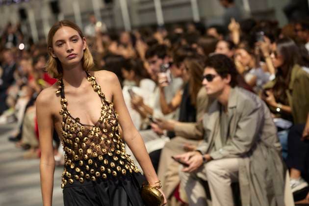 Pedro del Hierro fashion show at MBFW Madrid A model during the fashion show of designer Pedro del Hierro, at the 82nd edition of Mercedes Benz Fashion Week Madrid, at the Cibeles Palace, on September 17, 2025, in Madrid Spain This years edition is held from September 17 to 21 and commemorates the 40th anniversary of the runway Pedro del Hierro is a Spanish fashion brand for women and men, which adapts to the lifestyle and needs of society 17 SEPTEMBER 2025 Jesús Hellí Madrid Madrid Madrid Spain  Copyright: xJesusxHellinx 6961179