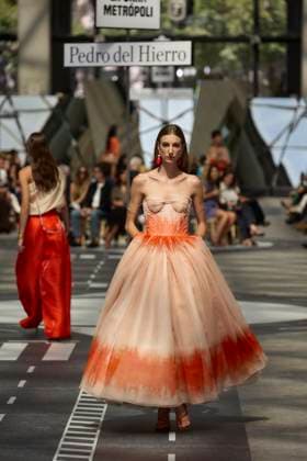 Pedro del Hierro fashion show at MBFW Madrid A model during the fashion show of designer Pedro del Hierro, at the 82nd edition of Mercedes Benz Fashion Week Madrid, at the Cibeles Palace, on September 17, 2025, in Madrid Spain This years edition is held from September 17 to 21 and commemorates the 40th anniversary of the runway Pedro del Hierro is a Spanish fashion brand for women and men, which adapts to the lifestyle and needs of society 17 SEPTEMBER 2025 Jesús Hellí Madrid Madrid Madrid Spain  Copyright: xJesusxHellinx 6961181