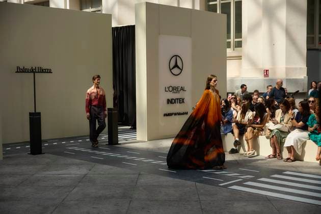 Pedro del Hierro fashion show at MBFW Madrid A model during the fashion show of designer Pedro del Hierro, at the 82nd edition of Mercedes Benz Fashion Week Madrid, at the Cibeles Palace, on September 17, 2025, in Madrid Spain This years edition is held from September 17 to 21 and commemorates the 40th anniversary of the runway Pedro del Hierro is a Spanish fashion brand for women and men, which adapts to the lifestyle and needs of society 17 SEPTEMBER 2025 Jesús Hellí Madrid Madrid Madrid Spain  Copyright: xJesusxHellinx 6961187