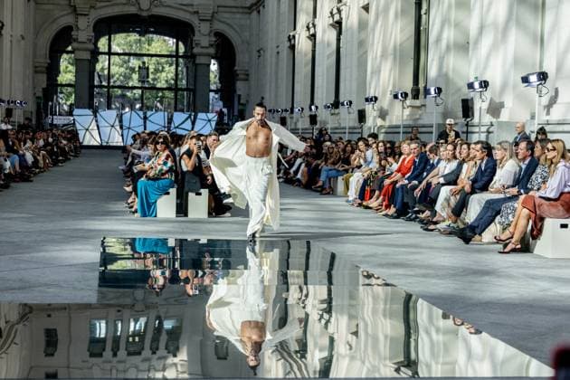 Adolfo Dominguez fashion show at MBFW Madrid Models during the fashion show of designer Adolfo Dominguez, at the 82nd edition of Mercedes Benz Fashion Week Madrid, at the Palacio de Cibeles, on September 17, 2025, in Madrid Spain This years edition will be held from September 17 to 21 and commemorates the 40th anniversary of the catwalk Adolfo Domínguez has been committed, since its inception, to a natural fashion, far from rigidity Currently, the firm has 360 points of sale in 24 countries 17 SEPTEMBER 2025 Madrid Madrid Spain  Copyright: xRicardoxRubiox 6961721