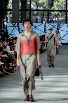 Adolfo Dominguez fashion show at MBFW Madrid Models during the fashion show of designer Adolfo Dominguez, at the 82nd edition of Mercedes Benz Fashion Week Madrid, at the Palacio de Cibeles, on September 17, 2025, in Madrid Spain This years edition will be held from September 17 to 21 and commemorates the 40th anniversary of the catwalk Adolfo Domínguez has been committed, since its inception, to a natural fashion, far from rigidity Currently, the firm has 360 points of sale in 24 countries 17 SEPTEMBER 2025 Madrid Madrid Spain  Copyright: xRicardoxRubiox 6961731