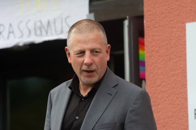 Götz Kubitschek Visit AFD Town Hall In Bonn And Counter Protest Gotz Kubitschek is seen at Nachbarschaftszentrum Bruser Berg in Bonn, Germany, on September 17, 2025, ahead of an AFD townhall with Gotz Kubitschek, a German far-right journalist Bonn Germany  Copyright: xYingxTangx originalFilename: tang-notitle250917_nptIC.jpg