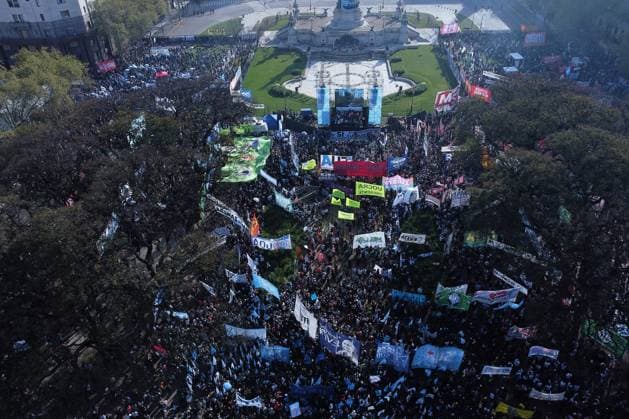 Bilder des Jahres 2025, News September 09 Demonstrators protest following Milei Government veto of university financing bill BUENOS AIRES, ARGENTINA - SEPTEMBER 17: University students, professors, and union groups march toward the National Congress to reject President Javier Milei s veto of the University Financing Law, in Buenos Aires, Argentina, on September 17, 2025. The national protest, known as the Federal University March, brought together thousands of demonstrators who gathered at various points in the city before converging on Congress. The mobilization coincided with a parliamentary session in which the Chamber of Deputies voted to overrule Milei s vetoes of both the University Financing Law and the Garrahan Pediatric Emergency Law. The demonstration underscored the grow  Copyright: x2025xAnadoluxLucianoxGonzalezx