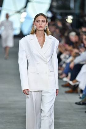 Mercedes-Benz Fashion Week de Madrid - 17 Sep 2025 A model walks the runway wearing a design by Simorra during the Mercedes-Benz Fashion Week de Madrid in IFERMA. Madrid Spain Copyright: xAtilanoxGarciax xSOPAxImagesx FOTO48339
