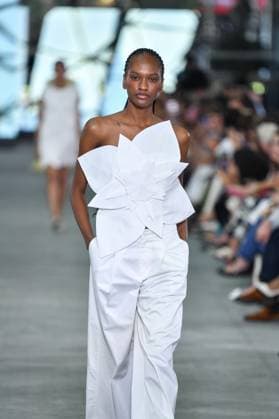 Mercedes-Benz Fashion Week de Madrid - 17 Sep 2025 A model walks the runway wearing a design by Simorra during the Mercedes-Benz Fashion Week de Madrid in IFERMA. Madrid Spain Copyright: xAtilanoxGarciax xSOPAxImagesx FOTO48342
