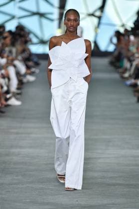 Mercedes-Benz Fashion Week de Madrid - 17 Sep 2025 A model walks the runway wearing a design by Simorra during the Mercedes-Benz Fashion Week de Madrid in IFERMA. Madrid Spain Copyright: xAtilanoxGarciax xSOPAxImagesx FOTO48341