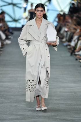 Mercedes-Benz Fashion Week de Madrid - 17 Sep 2025 A model walks the runway wearing a design by Simorra during the Mercedes-Benz Fashion Week de Madrid in IFERMA. Madrid Spain Copyright: xAtilanoxGarciax xSOPAxImagesx FOTO48349