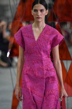 Mercedes-Benz Fashion Week de Madrid - 17 Sep 2025 A model walks the runway wearing a design by Simorra during the Mercedes-Benz Fashion Week de Madrid in IFERMA. Madrid Spain Copyright: xAtilanoxGarciax xSOPAxImagesx FOTO48357