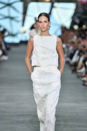 Mercedes-Benz Fashion Week de Madrid - 17 Sep 2025 A model walks the runway wearing a design by Simorra during the Mercedes-Benz Fashion Week de Madrid in IFERMA. Madrid Spain Copyright: xAtilanoxGarciax xSOPAxImagesx FOTO48359