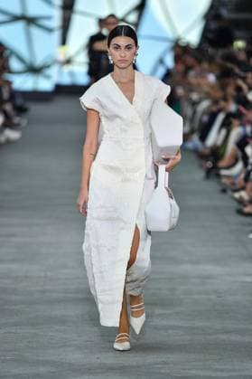 Mercedes-Benz Fashion Week de Madrid - 17 Sep 2025 A model walks the runway wearing a design by Simorra during the Mercedes-Benz Fashion Week de Madrid in IFERMA. Madrid Spain Copyright: xAtilanoxGarciax xSOPAxImagesx FOTO48360