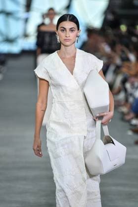 Mercedes-Benz Fashion Week de Madrid - 17 Sep 2025 A model walks the runway wearing a design by Simorra during the Mercedes-Benz Fashion Week de Madrid in IFERMA. Madrid Spain Copyright: xAtilanoxGarciax xSOPAxImagesx FOTO48361