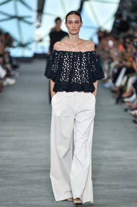 Mercedes-Benz Fashion Week de Madrid - 17 Sep 2025 A model walks the runway wearing a design by Simorra during the Mercedes-Benz Fashion Week de Madrid in IFERMA. Madrid Spain Copyright: xAtilanoxGarciax xSOPAxImagesx FOTO48362