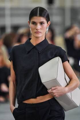 Mercedes-Benz Fashion Week de Madrid - 17 Sep 2025 A model walks the runway wearing a design by Simorra during the Mercedes-Benz Fashion Week de Madrid in IFERMA. Madrid Spain Copyright: xAtilanoxGarciax xSOPAxImagesx FOTO48364