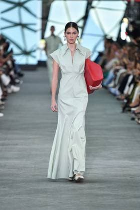 Mercedes-Benz Fashion Week de Madrid - 17 Sep 2025 A model walks the runway wearing a design by Simorra during the Mercedes-Benz Fashion Week de Madrid in IFERMA. Madrid Spain Copyright: xAtilanoxGarciax xSOPAxImagesx FOTO48370