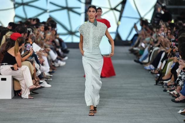 Mercedes-Benz Fashion Week de Madrid - 17 Sep 2025 A model walks the runway wearing a design by Simorra during the Mercedes-Benz Fashion Week de Madrid in IFERMA. Madrid Spain Copyright: xAtilanoxGarciax xSOPAxImagesx FOTO48371