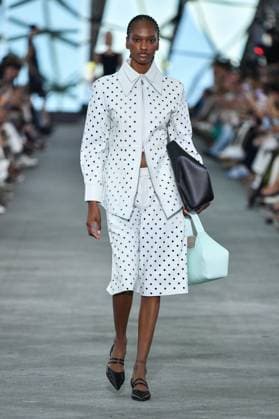 Mercedes-Benz Fashion Week de Madrid - 17 Sep 2025 A model walks the runway wearing a design by Simorra during the Mercedes-Benz Fashion Week de Madrid in IFERMA. Madrid Spain Copyright: xAtilanoxGarciax xSOPAxImagesx FOTO48378
