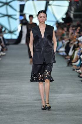 Mercedes-Benz Fashion Week de Madrid - 17 Sep 2025 A model walks the runway wearing a design by Simorra during the Mercedes-Benz Fashion Week de Madrid in IFERMA. Madrid Spain Copyright: xAtilanoxGarciax xSOPAxImagesx FOTO48380