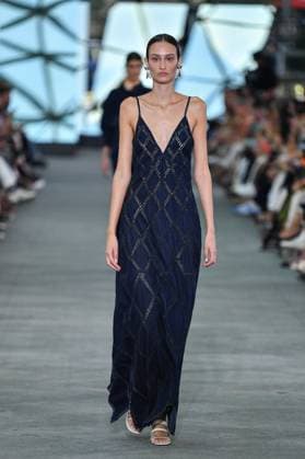 Mercedes-Benz Fashion Week de Madrid - 17 Sep 2025 A model walks the runway wearing a design by Simorra during the Mercedes-Benz Fashion Week de Madrid in IFERMA. Madrid Spain Copyright: xAtilanoxGarciax xSOPAxImagesx FOTO48394