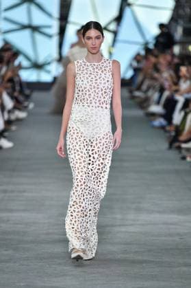 Mercedes-Benz Fashion Week de Madrid - 17 Sep 2025 A model walks the runway wearing a design by Simorra during the Mercedes-Benz Fashion Week de Madrid in IFERMA. Madrid Spain Copyright: xAtilanoxGarciax xSOPAxImagesx FOTO48403
