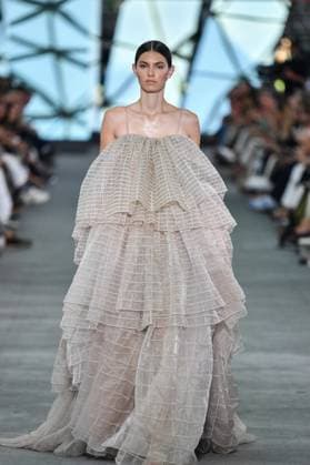 Mercedes-Benz Fashion Week de Madrid - 17 Sep 2025 A model walks the runway wearing a design by Simorra during the Mercedes-Benz Fashion Week de Madrid in IFERMA. Madrid Spain Copyright: xAtilanoxGarciax xSOPAxImagesx FOTO48406