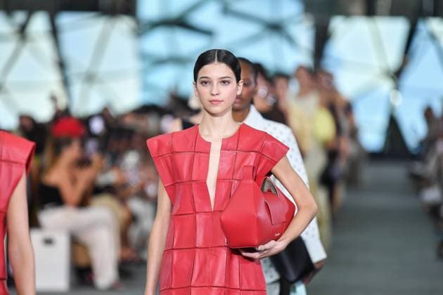 Mercedes-Benz Fashion Week de Madrid - 17 Sep 2025 A model walks the runway wearing a design by Simorra during the Mercedes-Benz Fashion Week de Madrid in IFERMA. Madrid Spain Copyright: xAtilanoxGarciax xSOPAxImagesx FOTO48412