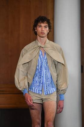 Mercedes-Benz Fashion Week de Madrid - 17 Sep 2025 A model walks the runway wearing a design by PALOMO SPAIN during the Mercedes-Benz Fashion Week de Madrid in IFERMA. Madrid Spain Copyright: xAtilanoxGarciax xSOPAxImagesx FOTO48294