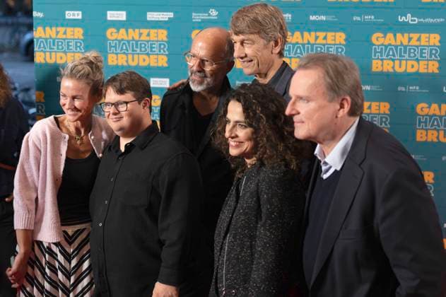 Rhea Harder Vennewald, Nico Randel, Christoph Maria Herbst, Boris Schönfelder, Sesede Terziyan and guest at the premiere of the feature film Ganzer halber Bruder at Holi Kino Hamburg, 17 09 2025 Foto:xK.xRichter xFuturexImagex bruder_hh_5941