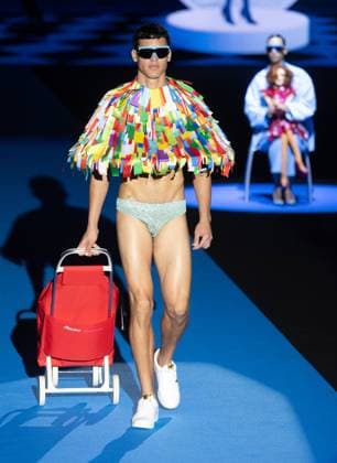 Agatha Ruiz de la Pradas fashion show at MBFW Madrid A model during Agatha Ruiz de la Pradas fashion show, at the 82nd edition of Mercedes Benz Fashion Week Madrid, at Ifema in Madrid, on September 18, 2025, in Madrid Spain This years edition is held from September 17 to 21 and commemorates the 40th anniversary of the catwalk During the show, the designer presents her first collection designed with artificial intelligence 18 SEPTEMBER 2025 Madrid Madrid Madrid Spain  Copyright: xEduardoxParrax 6962978