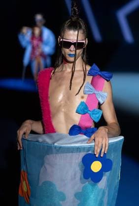 Agatha Ruiz de la Pradas fashion show at MBFW Madrid A model during Agatha Ruiz de la Pradas fashion show, at the 82nd edition of Mercedes Benz Fashion Week Madrid, at Ifema in Madrid, on September 18, 2025, in Madrid Spain This years edition is held from September 17 to 21 and commemorates the 40th anniversary of the catwalk During the show, the designer presents her first collection designed with artificial intelligence 18 SEPTEMBER 2025 Madrid Madrid Madrid Spain  Copyright: xEduardoxParrax 6962979
