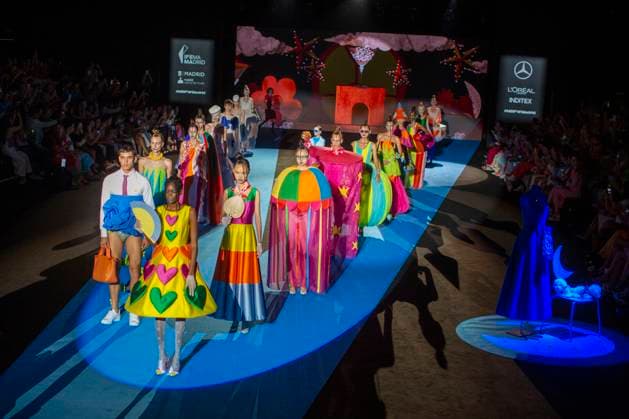 Agatha Ruiz de la Prada, Madrid Fashion Week in Madrid, Spain - 18 Sept 2025 Models walk out to greet the audience during the Agatha Ruiz de la Prada Spring Summer 2026 collection runway show during the 40th Mercedes-Benz Fashion Week in Madrid. Madrid Spain Copyright: xLuisxSotox xSOPAxImagesx LSOTOARP20